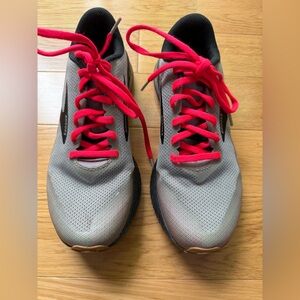 Brooks Catamount Gray Sneakers with Pink Laces